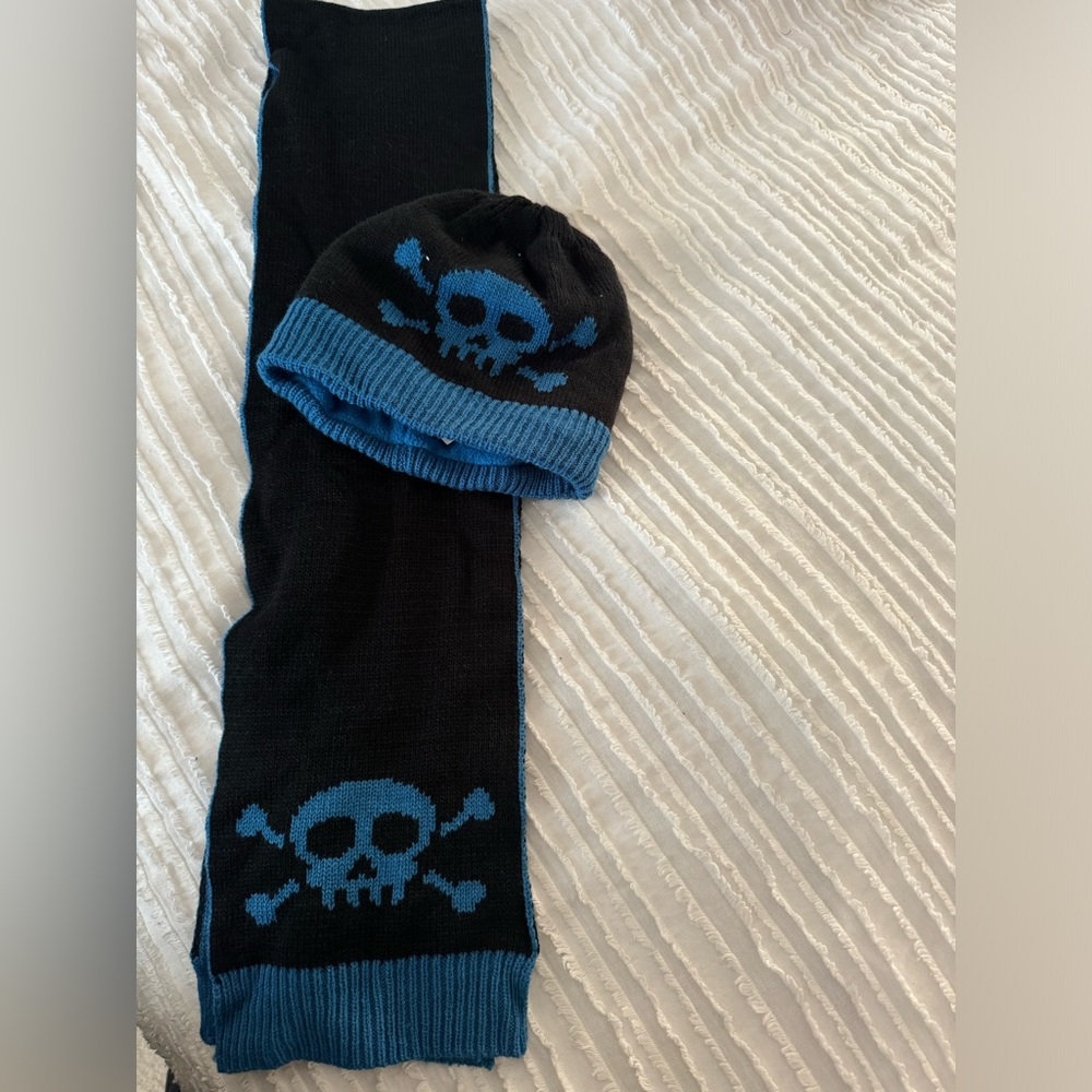 Boys hat and scarf set -The Children’s Place. Blue and black size 8-14